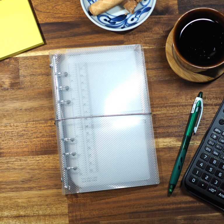 投稿についてもっと詳しく TSUKURIRO システム手帳 カードホルダー ゴムバンド 付 6穴 薄型 半透明 リフィル クリアポケット セット (B6・バイブルサイズ)